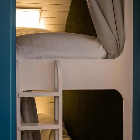 Hollins Farm - Dog Friendly, Self Catering 롯지
