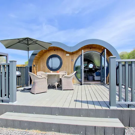 Hollins Farm - Dog Friendly, Self Catering 롯지