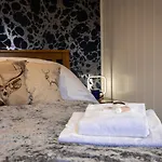 Hollins Farm - Dog Friendly, Self Catering Lodge *