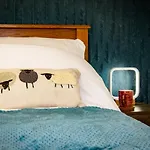 Hollins Farm - Dog Friendly, Self Catering Lodge Knaresborough