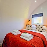 Lodge Hollins Farm - Dog Friendly, Self Catering *