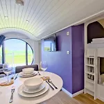Lodge Hollins Farm - Dog Friendly, Self Catering Knaresborough