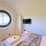 Hollins Farm - Dog Friendly, Self Catering *
