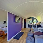 Lodge Hollins Farm - Dog Friendly, Self Catering *