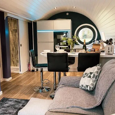 Hollins Farm - Dog Friendly, Self Catering