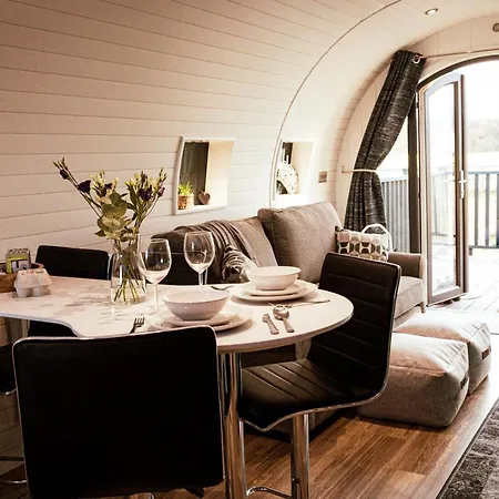 Hollins Farm - Dog Friendly, Self Catering 롯지 *