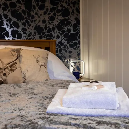 Hollins Farm - Dog Friendly, Self Catering 롯지 *