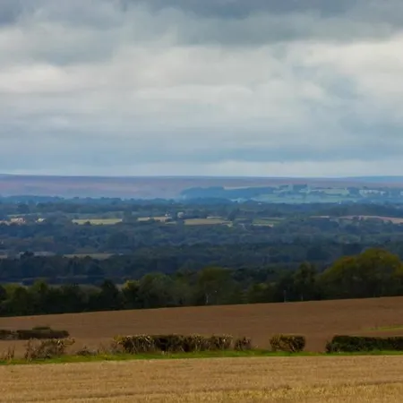 Lodge Hollins Farm - Dog Friendly, Self Catering *