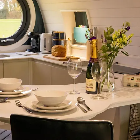 Hollins Farm - Dog Friendly, Self Catering 롯지 *