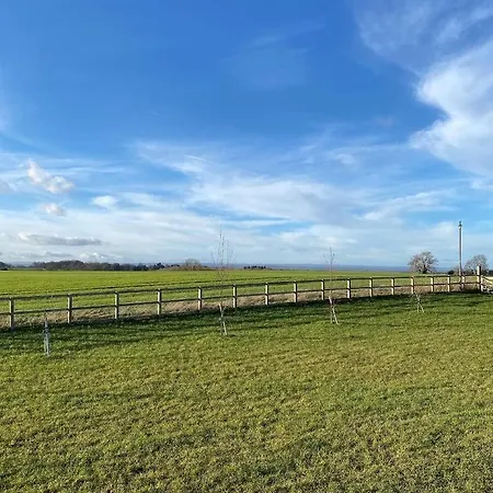 Hollins Farm - Dog Friendly, Self Catering 롯지