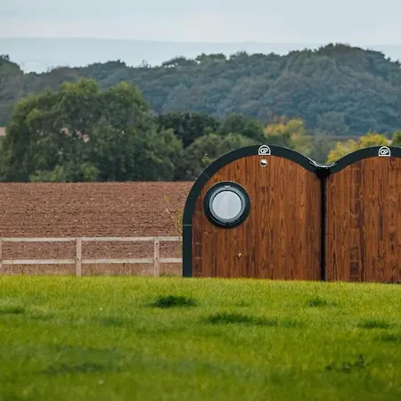 Lodge Hollins Farm - Dog Friendly, Self Catering *