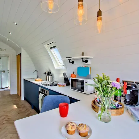 Hollins Farm - Dog Friendly, Self Catering 롯지