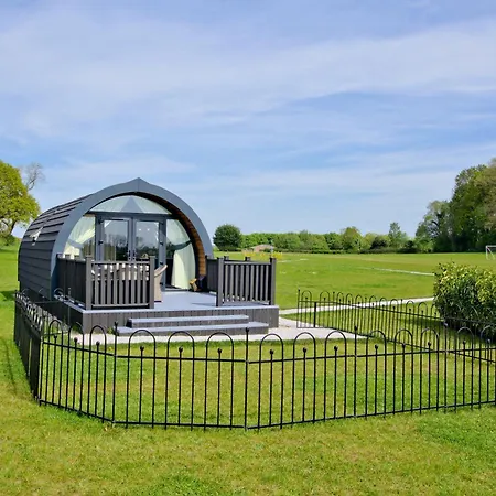 Hollins Farm - Dog Friendly, Self Catering Деревянный коттедж