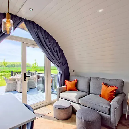 Hollins Farm - Dog Friendly, Self Catering Деревянный коттедж *
