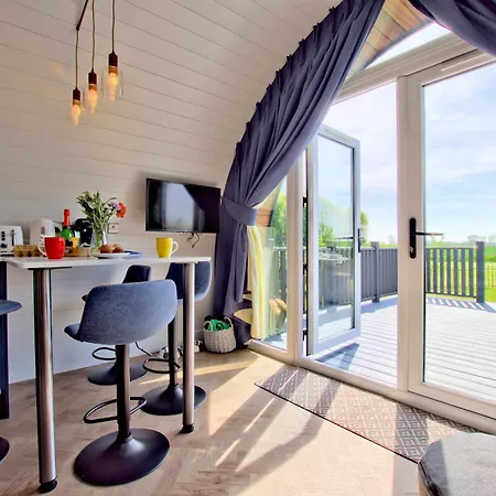 Lodge Hollins Farm - Dog Friendly, Self Catering *