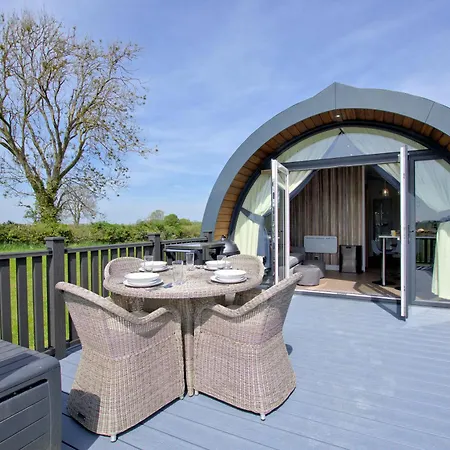 Lodge Hollins Farm - Dog Friendly, Self Catering *
