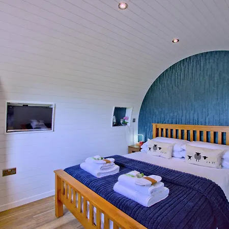 Hollins Farm - Dog Friendly, Self Catering Lodge *