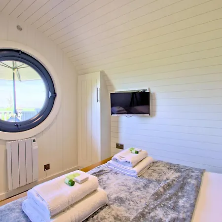 Hollins Farm - Dog Friendly, Self Catering *