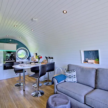 Hollins Farm - Dog Friendly, Self Catering Lodge *