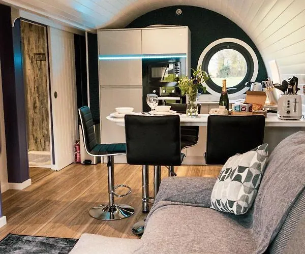 Hollins Farm - Dog Friendly, Self Catering