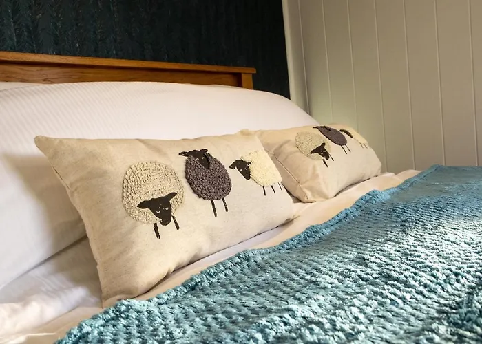 Hollins Farm - Dog Friendly, Self Catering