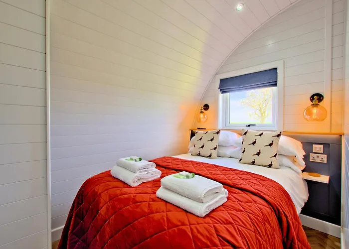 Lodge Hollins Farm - Dog Friendly, Self Catering *