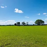Hollins Farm - Dog Friendly, Self Catering 롯지 *