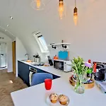 Hollins Farm - Dog Friendly, Self Catering 롯지