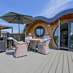 Hollins Farm - Dog Friendly, Self Catering 롯지
