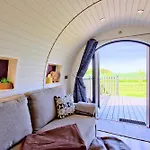 Hollins Farm - Dog Friendly, Self Catering 롯지 내어스버러
