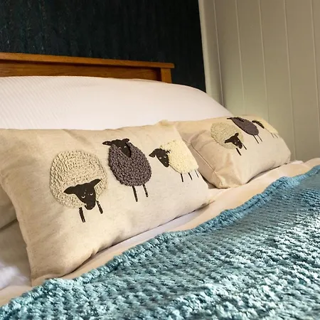 Hollins Farm - Dog Friendly, Self Catering