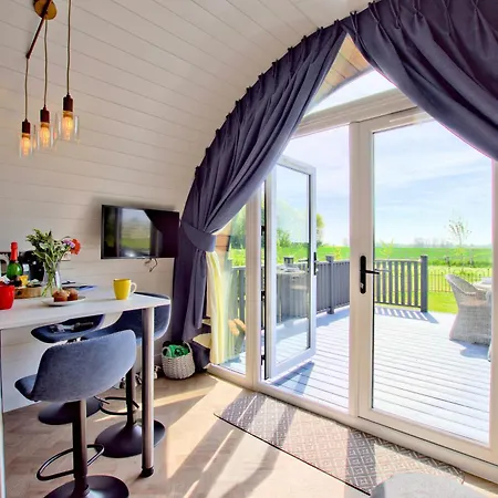 Hollins Farm - Dog Friendly, Self Catering